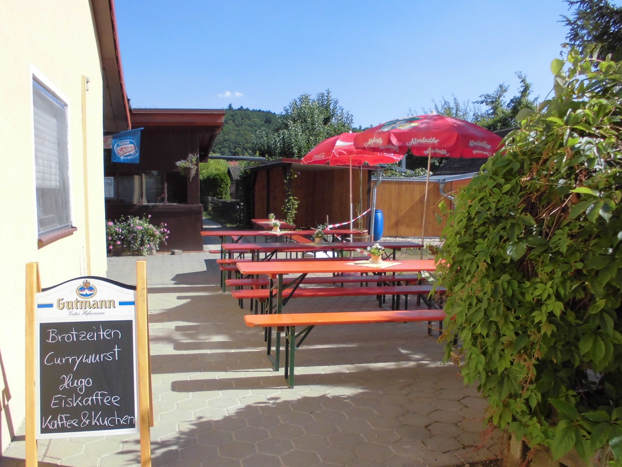 Bei schönem Wetter läd unser kleiner Biergarten vor der Gartenschänke zum Verweilen ein.